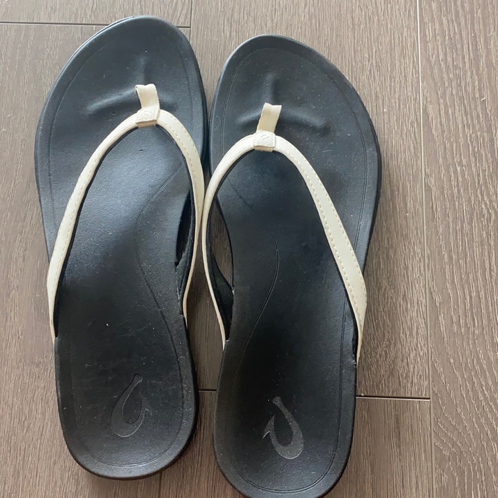 Olukai size 9 women flip flops